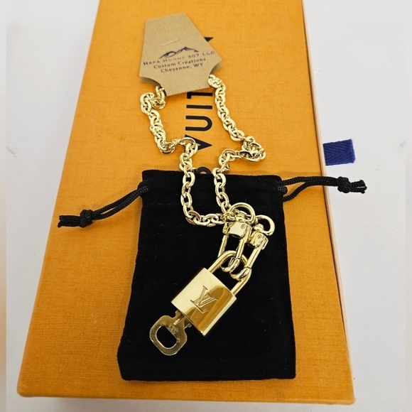 Louis Vuitton 300 Series Padlock and Key Necklace on Pochette Chain in Gold 321 - Picture 9 of 9